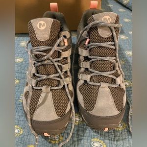 Alverstone Woman’s Merrell hiking shoes-new in box